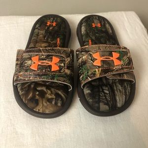 Size 1 youth under Armour slide sandals